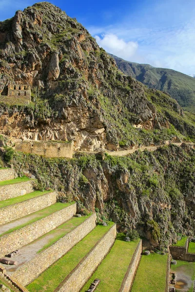 Teraszok és Pumatallis, az inka erőd Ollantaytambo, Pe-ben — Stock Fotó