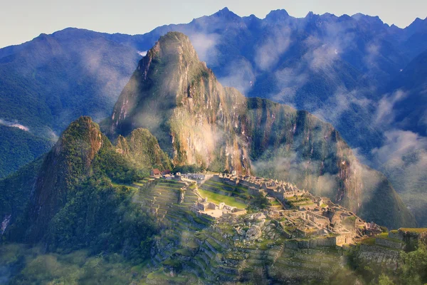 Ciudadela inca Machu Picchu con niebla matutina, Perú — Foto de Stock