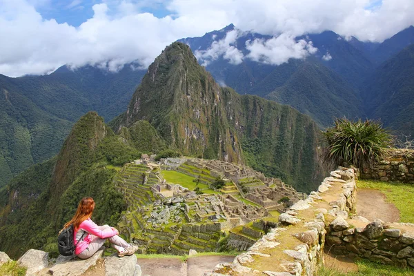 Frau genießt den Blick auf die Zitadelle Machu Picchu in Peru — Stockfoto