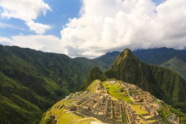 Ciudadela inca Machu Picchu en Perú — Foto de Stock