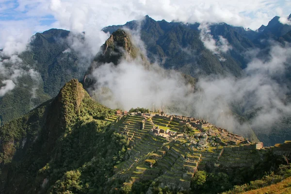 Ciudadela inca Machu Picchu con niebla matutina, Perú — Foto de Stock
