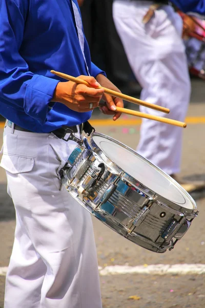 Крупним планом людини грає барабан під час фестивалю Virgin de — стокове фото