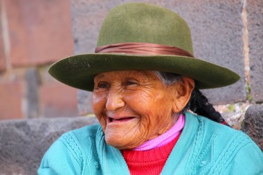 Cusco, Peru - 20 Ocak: Kimliği belirsiz kadın (portre) oturur 