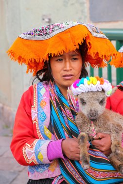 Cusco, Peru - 20 Ocak: Geleneksel dres kimliği belirsiz kadın