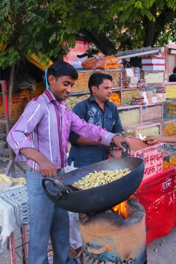 Jaipur, Hindistan - 15 Kasım: Kimliği belirsiz adam s de fıstık kızartma