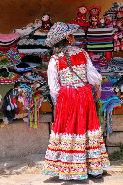 MACA, PERÚ-ENERO 16: Chica no identificada en vestido tradicional st —  Fotos de Stock