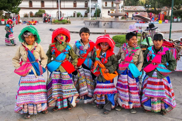 Yanque, Peru-januari 16: Onbekende jongens in traditionele costum — Stockfoto