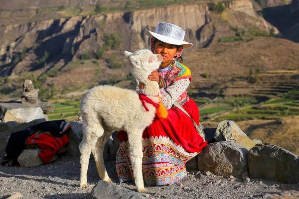 Colca Canyon, Peru-januari 16: Onbekende meisje in traditionele — Stockfoto