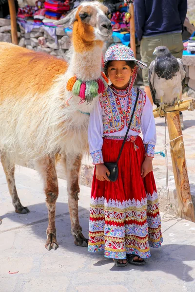 Maca, Peru-januari 16: Onbekende meisje in klederdracht st — Stockfoto