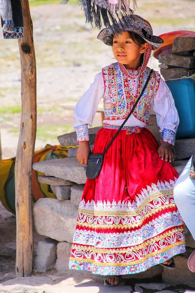 MACA, PERÚ-ENERO 16: Chica no identificada en vestido tradicional si — Foto de Stock