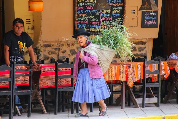 Ollantaytambo, Peru-18 januari: oidentifierad kvinna Walking in — Stockfoto