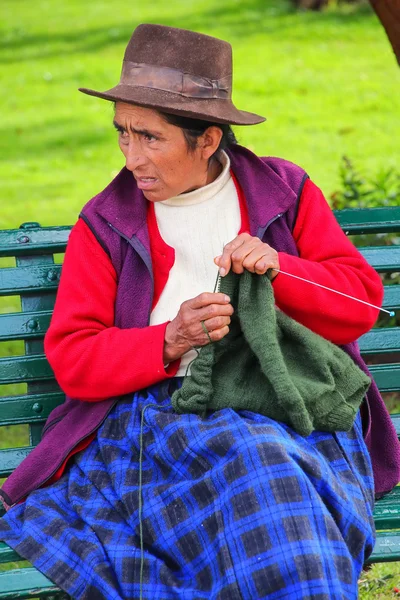 秘鲁库斯科 - 1月20日：不明身份的妇女针织在A广场 — 图库照片