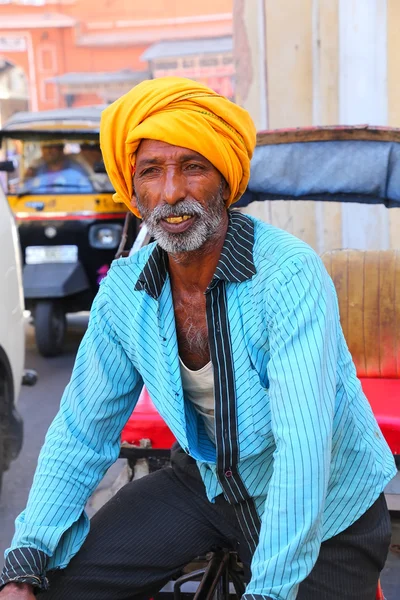 JAIPUR, INDE - 14 NOVEMBRE : Un homme non identifié conduit du pédicab — Photo