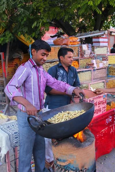 Джайпур, Індія-15 листопада: невідомі людина смажений арахіс на s — стокове фото
