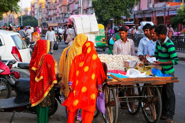 JAIPUR, INDIA - 13 DE NOVIEMBRE: Personas no identificadas caminan en Johari — Foto de Stock