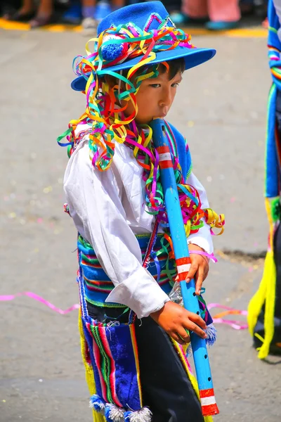 Lima, Peru-1 februari: onbekende jongen speelt fluit tijdens festi — Stockfoto