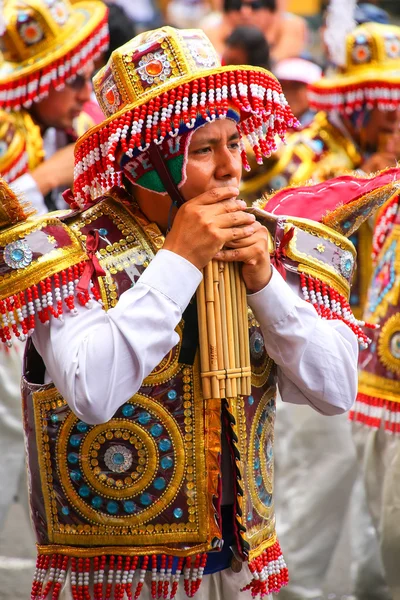 LIMA, PERU-FEVEREIRO 1: Homem não identificado toca flauta durante Festi — Fotografia de Stock