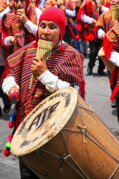 LIMA, PERÚ-FEBRERO 1: Hombre no identificado toca la flauta durante Festi — Foto de Stock