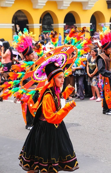 LIMA, PERU-JANEIRO 31: Mulher não identificada realiza durante Festiv — Fotografia de Stock