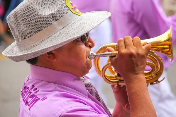 Lima, peru-februar 1: unbekannter mann spielt trompete während fes — Stockfoto