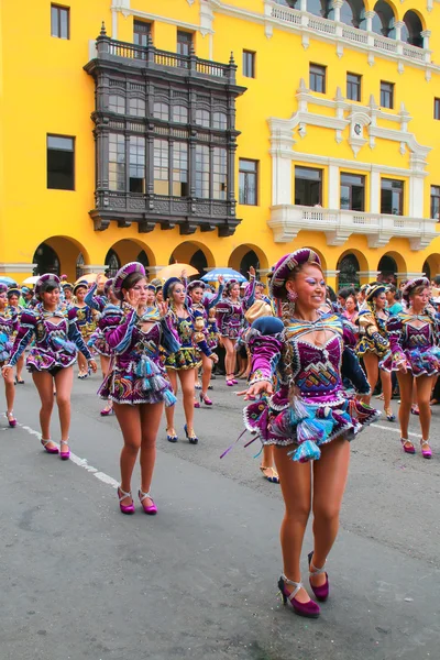 LIMA, PERÚ-FEBRERO 1: Mujeres no identificadas actúan durante Festiva — Foto de Stock