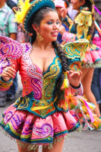 Lima, peru-januar 31: unbekannte frau tritt während festlichkeiten auf — Stockfoto