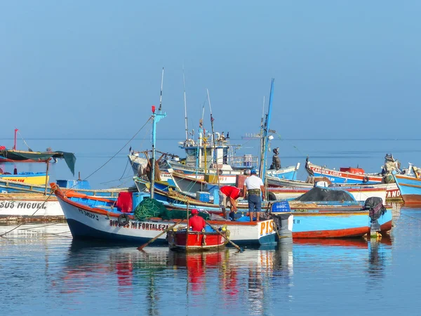 ПАРАКАС, ПЕРУ-ЯНВАРЬ 26: Разноцветные рыбацкие лодки, стоящие на якоре в Паре — стоковое фото