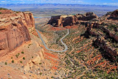 Colorado Ulusal Anıtı 'ndaki Rim Rock Drive yolunun manzarası, Grand Junction, ABD.