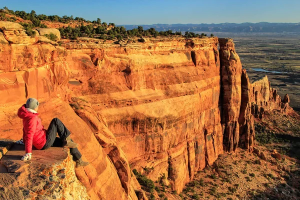 Žena Výhledem Window Rock Colorado National Monument Grand Junction Usa — Stock fotografie