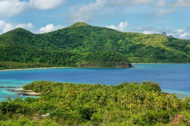 Yasawa Adaları, Fiji 'deki Drawaqa ve Naviti Adaları kıyılarının manzarası. Bu takımada yaklaşık 20 volkanik adadan oluşur.