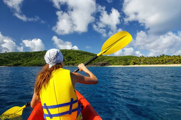 斐济Yasawas的Drawaqa岛附近的年轻女子皮划艇 Yasawa群岛由6个主要岛屿和许多较小的小岛组成 — 图库照片