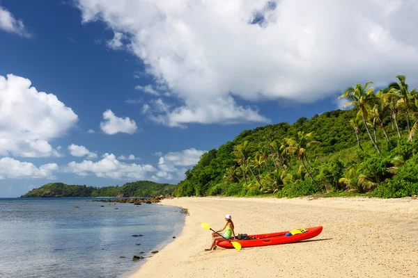 Mladá Žena Červeným Mořem Kajak Písečné Pláži Drawaqa Island Yasawas — Stock fotografie