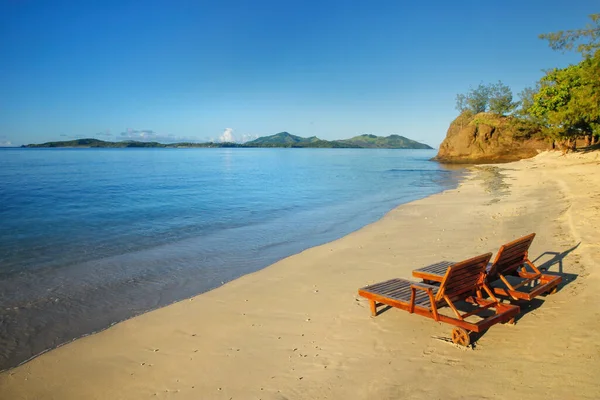 Δύο Ξαπλώστρες Μια Τροπική Παραλία Nacula Island Yasawas Φίτζι — Φωτογραφία Αρχείου