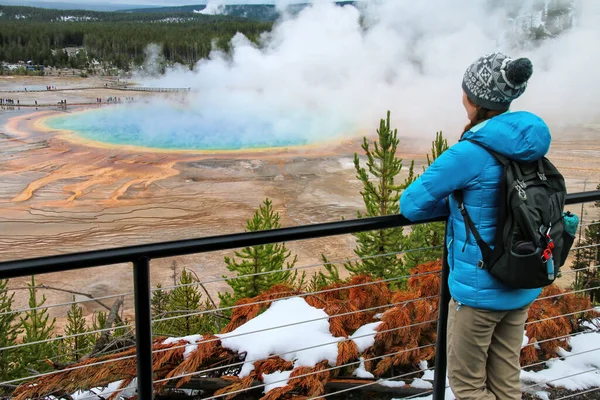 Turista Těší Výhledu Grand Prismatic Spring Midway Gejzír Basin Yellowstone — Stock fotografie