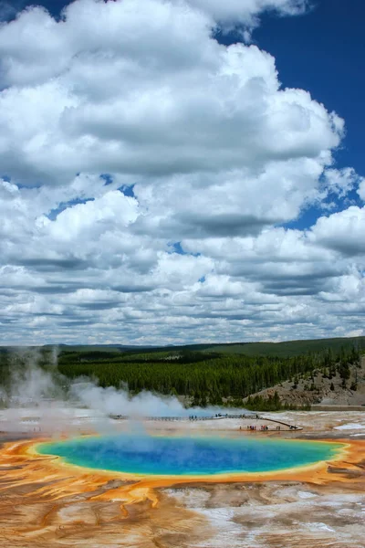 美国怀俄明州黄石公园间歇泉间歇泉的空中景观 它是美国最大的温泉 — 图库照片