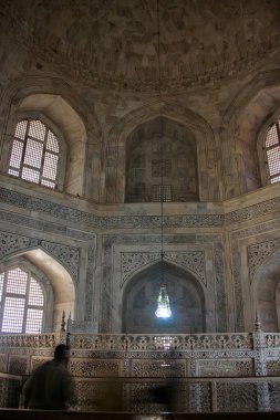 Taj Mahal, Agra, Uttar Pradesh, Hindistan 'ın içleri. 1632 'de Babür İmparatoru Şah Cihan tarafından en sevdiği eşi Mumtaz Mahal' in mezarına ev sahipliği yapmak için inşa edildi..