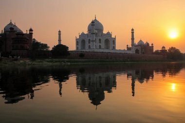Taj Mahal, Hindistan 'ın Agra şehrinde gün batımında Yamuna Nehri' ne yansıdı. 1632 'de Babür İmparatoru Şah Cihan tarafından en sevdiği eşi Mumtaz Mahal' in mezarını saklamak için yaptırıldı..