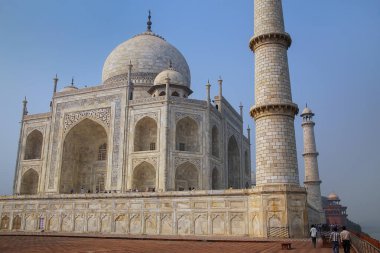 Sabahları Taj Mahal, Agra, Uttar Pradesh, Hindistan manzarası. 1632 'de Babür İmparatoru Şah Cihan tarafından en sevdiği eşi Mumtaz Mahal' in mezarını saklamak için yaptırıldı..