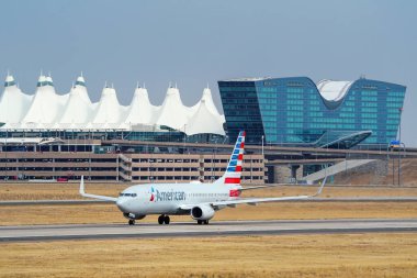 17 Ekim 2020 'de Denver Uluslararası Havalimanı, Colorado' da Amerikan taksileri tarafından işletilen Boeing 737. American Airlines, Fort Worth, Teksas merkezli büyük bir Amerikan havayolu şirketidir..