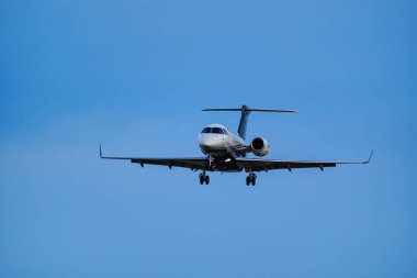 17 Ekim 2020 'de Denver, Colorado yakınlarındaki Centennial havaalanında özel jet uçuşu. Bu havaalanı ABD 'deki en yoğun genel havacılık havaalanlarından biridir..