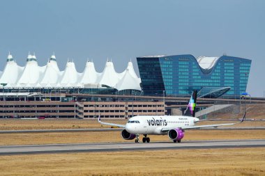 DENVER, ABD-OCTOBER 17: Airbus A320 17 Ekim 2020 tarihinde Denver Uluslararası Havalimanı, Colorado 'da Volaris taksileri tarafından işletilmektedir. Volaris, Mexico City merkezli düşük maliyetli bir havayolu şirketi..