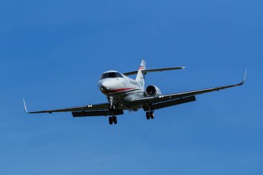 17 Ekim 2020 'de Raytheon Hawker uçağı Denver, Colorado yakınlarındaki Centennial havaalanında uçar. Bu havaalanı ABD 'deki en yoğun genel havacılık havaalanlarından biridir..