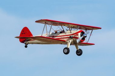 CENENNIAL, ABD-OCTOBER 17: Boeing Stearman uçağı 17 Ekim 2020 tarihinde Denver, Colorado yakınlarındaki Centennial havaalanına indi. Bu havaalanı ABD 'deki en yoğun genel havacılık havaalanlarından biridir..