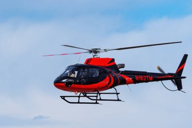 CENTENNIAL, ABD-OCT 17: Saberair helikopteri 17 Ekim 2020 tarihinde Denver, Colorado yakınlarındaki Centennial havaalanına indi. Bu havaalanı ABD 'deki en yoğun genel havacılık havaalanlarından biridir..