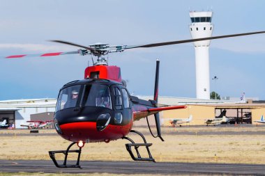 CENTENNIAL, ABD-OCT 17: Saberair helikopteri 17 Ekim 2020 tarihinde Denver, Colorado yakınlarındaki Centennial havaalanına indi. Bu havaalanı ABD 'deki en yoğun genel havacılık havaalanlarından biridir..