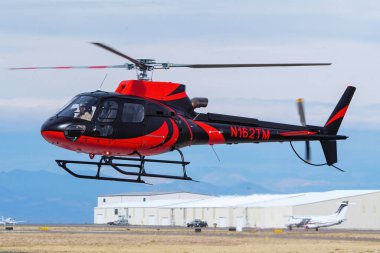 CENTENNIAL, ABD-OCT 17: Saberair helikopteri 17 Ekim 2020 tarihinde Denver, Colorado yakınlarındaki Centennial havaalanına indi. Bu havaalanı ABD 'deki en yoğun genel havacılık havaalanlarından biridir..
