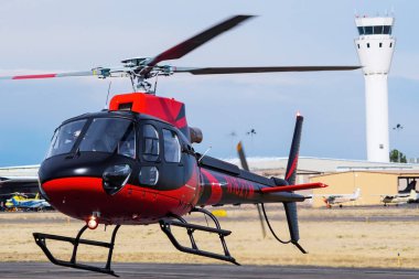 CENTENNIAL, ABD-OCT 17: Saberair helikopteri 17 Ekim 2020 tarihinde Denver, Colorado yakınlarındaki Centennial havaalanına indi. Bu havaalanı ABD 'deki en yoğun genel havacılık havaalanlarından biridir..
