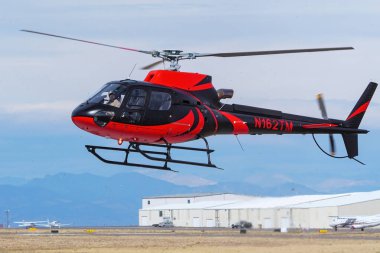 CENTENNIAL, ABD-OCT 17: Saberair helikopteri 17 Ekim 2020 tarihinde Denver, Colorado yakınlarındaki Centennial havaalanına indi. Bu havaalanı ABD 'deki en yoğun genel havacılık havaalanlarından biridir..