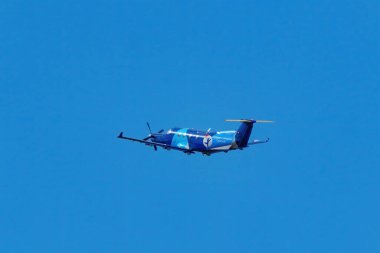 CENENNIAL, ABD-ECTOBER 17: Çocuk Hastanesi Colorado uçağı 17 Ekim 2020 tarihinde Denver, Colorado yakınlarındaki Centennial havaalanında uçar. Bu havaalanı ABD 'deki en yoğun genel havacılık havaalanlarından biridir..