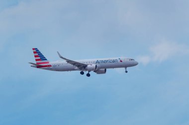 17 Ekim 2020 'de Denver Uluslararası Havalimanı yakınlarında Amerikan sinekleri tarafından işletilen Airbus A321. American Airlines, Fort Worth, Teksas merkezli büyük bir Amerikan havayolu şirketidir..
